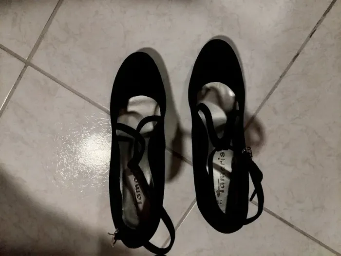 Mooie zwarte fluwelen pumps van Tamaris!