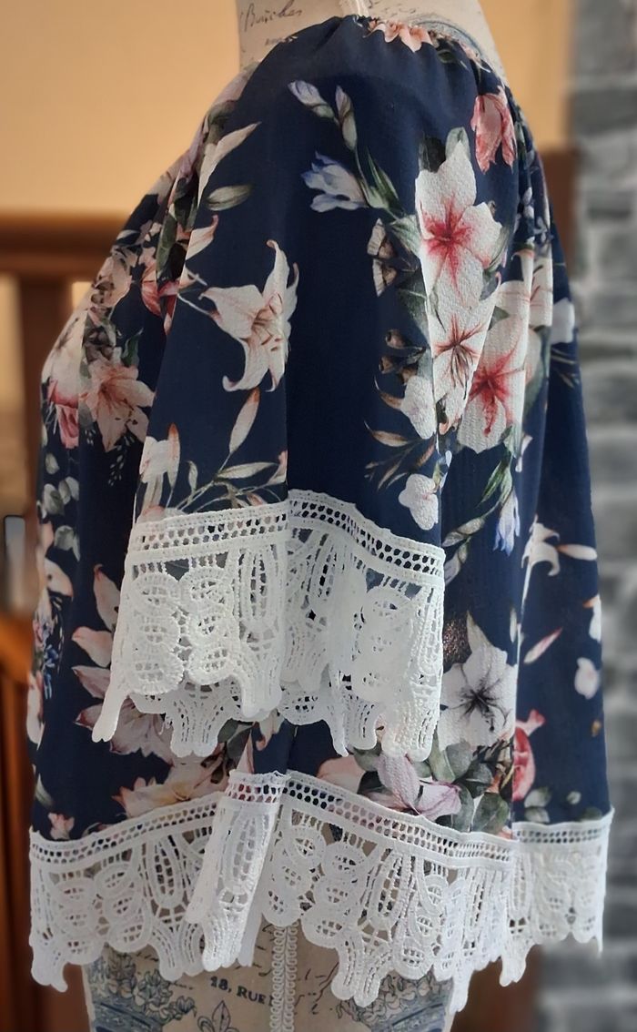 Blouse marine fleurie courte avec de la dentelle - photo numéro 4