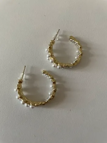 Boucle d’oreille demi créole perle du groupe MaxMara