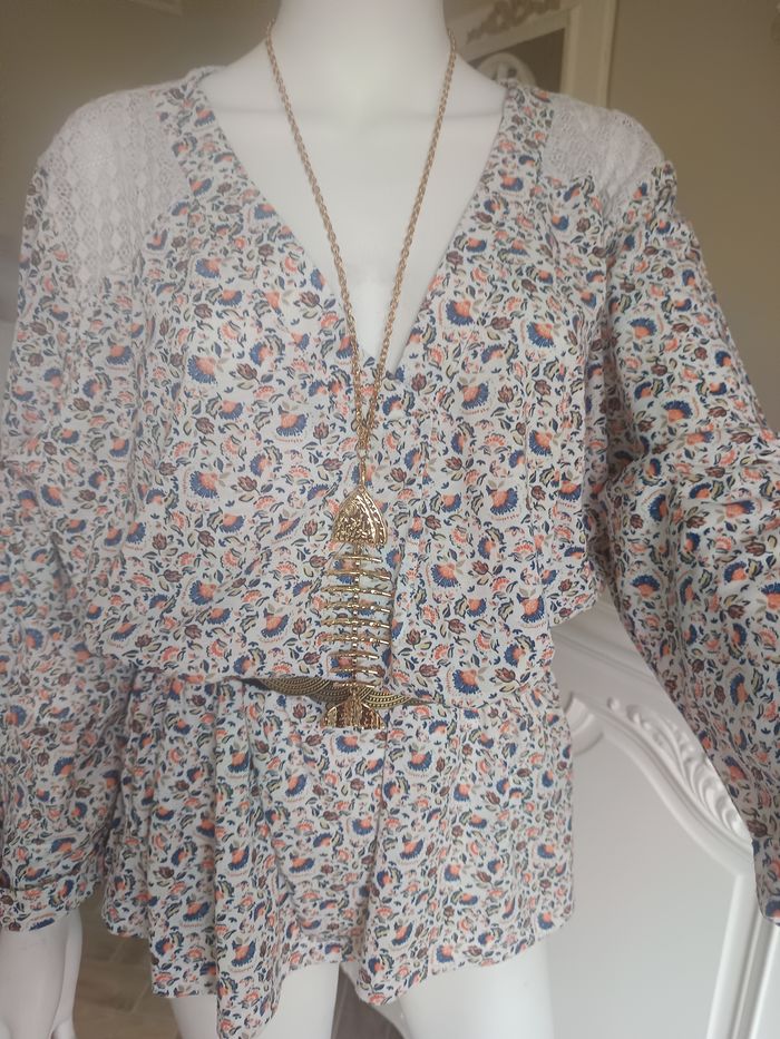 Jolie blouse imprimée et dentelle