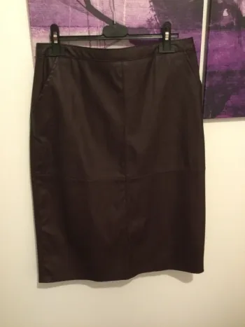 Jupe en simili cuir couleur prune taille 38