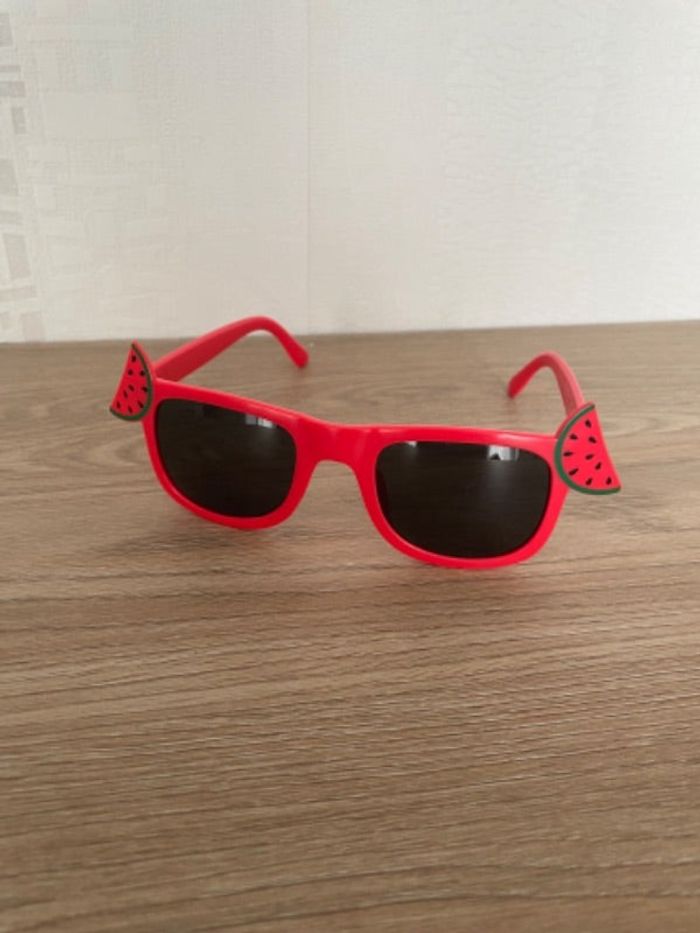 Lunettes de soleil fille neuve