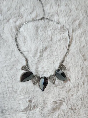 Collier à pendentifs feuilles – Argenté & noir miroir