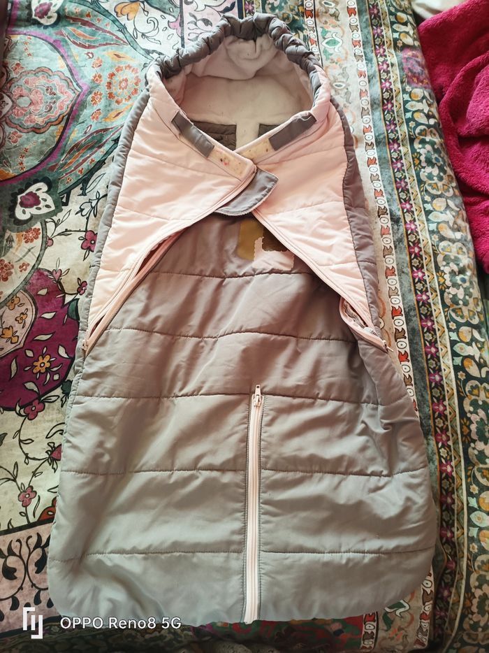 Combinaison, gigoteuse, ouverture pour la poussette, et un cale bébé 0 à 3 mois. 20€ le lot. - photo numéro 3