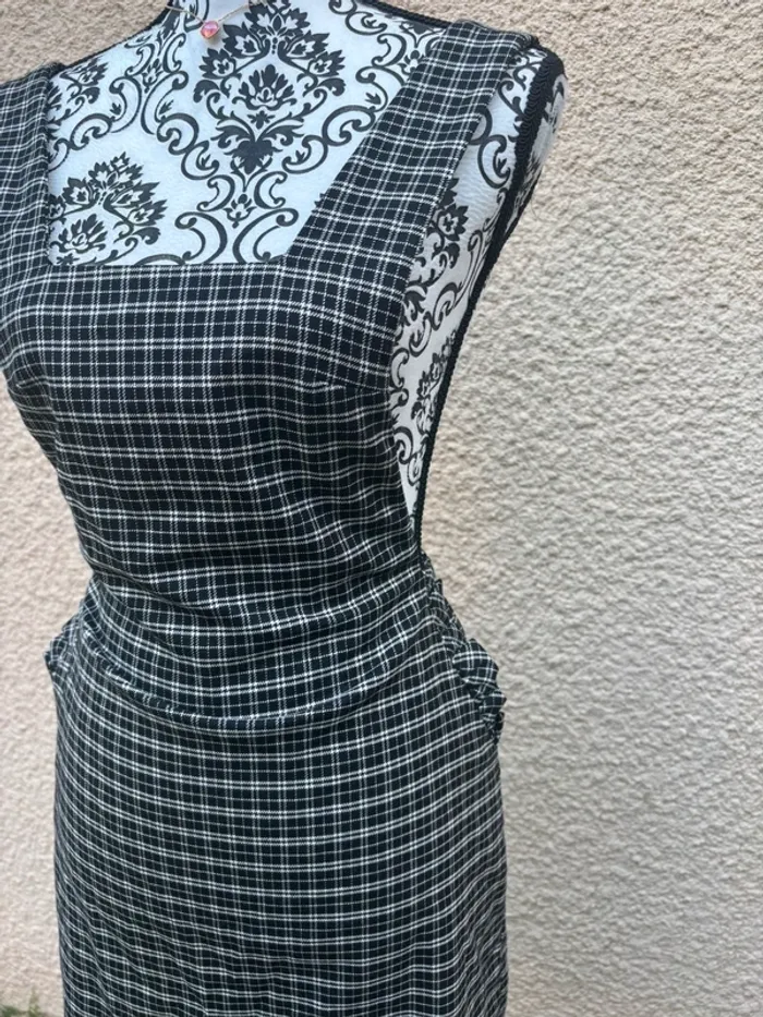 Très jolie robe noire et blanche taille S - photo numéro 3
