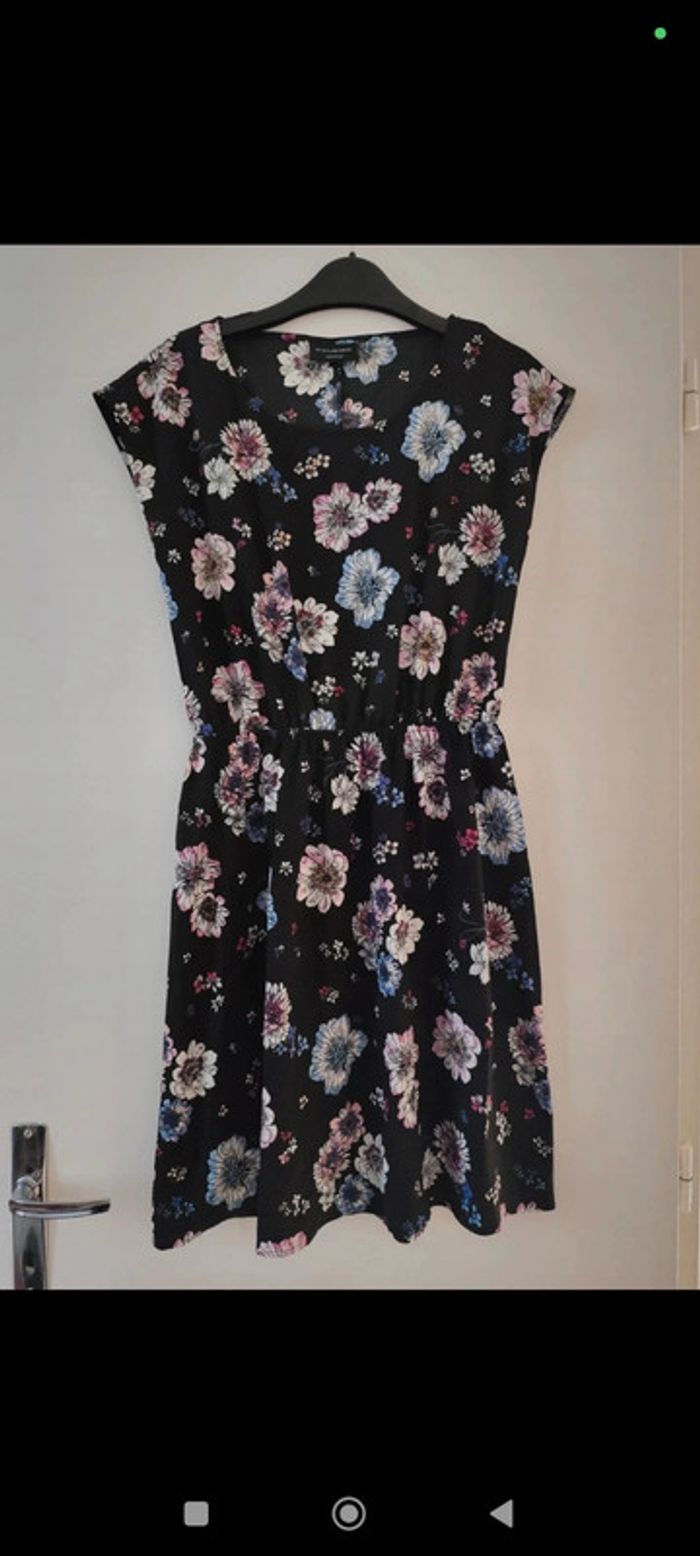 Robe d'été noire fleurie ceintrée taille 34 C&A