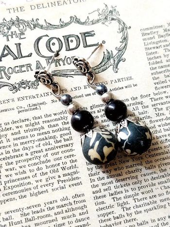 Magnifique paire de boucles d'oreilles pendantes en perles noires et blanches