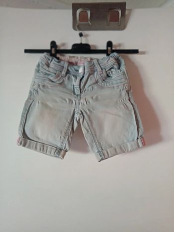 Short en jean bleu clair 4 ans