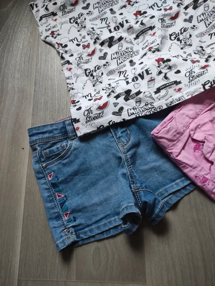 Lot de 2 shorts et 1 tee shirt manche courte taille 4 ans en très bon état - photo numéro 2