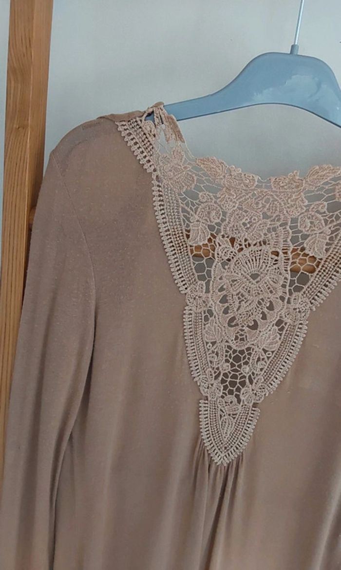 Gilet beige avec une jolie guipure de dentelle en coton dans le dos .
T 34 - photo numéro 12