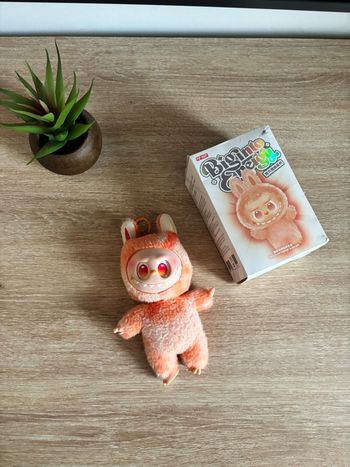 Peluche labubu orange avec boîte 