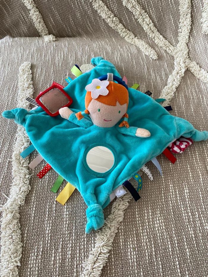 Peluche doudou plat 21cm oxybul poupée fille rousse bleu blanc très bon état