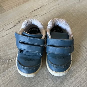 Très jolie paire de basket garçon taille 22