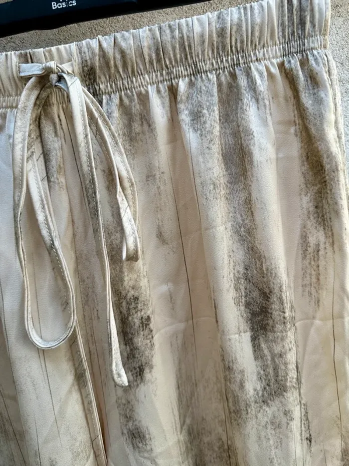 Pantalon neuf avec étiquette - photo numéro 2