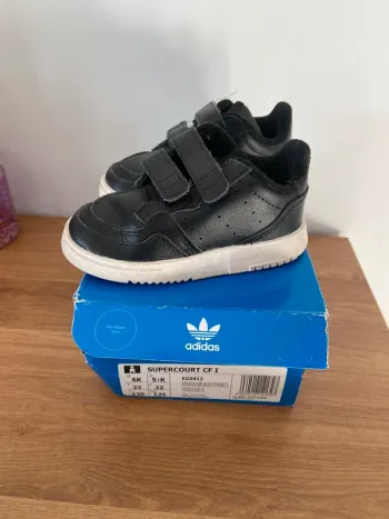 Basket Adidas bébé 22