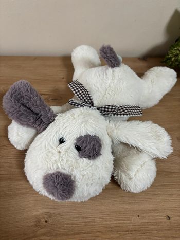 Doudou peluche chien allongé blanc gris noeud carreaux mes petits cailloux