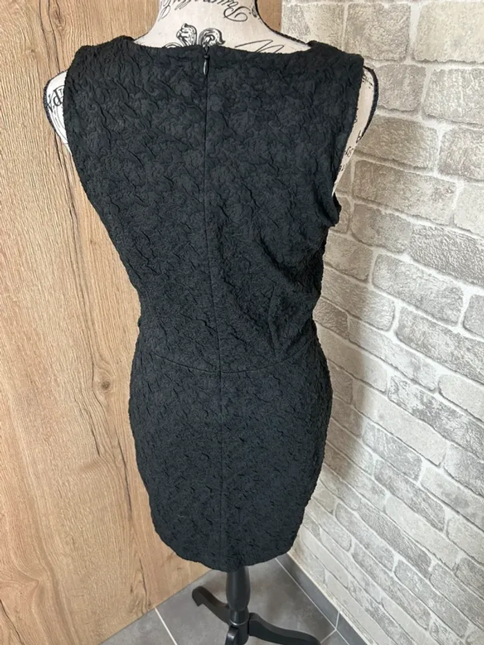 Robe noire avec motif en relief léger taille 36 - photo numéro 4