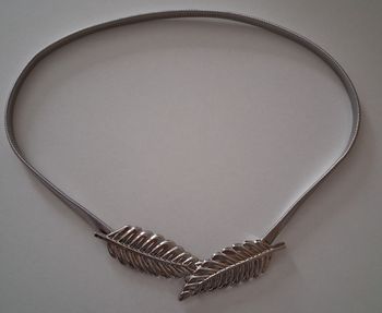 Ceinture argentée en métal extensible