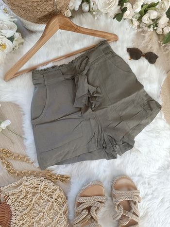 Jolie short taille haute taille 34