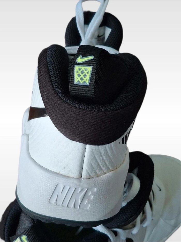 La chaussure de basketball Nike Team Hustle D9 - photo numéro 9