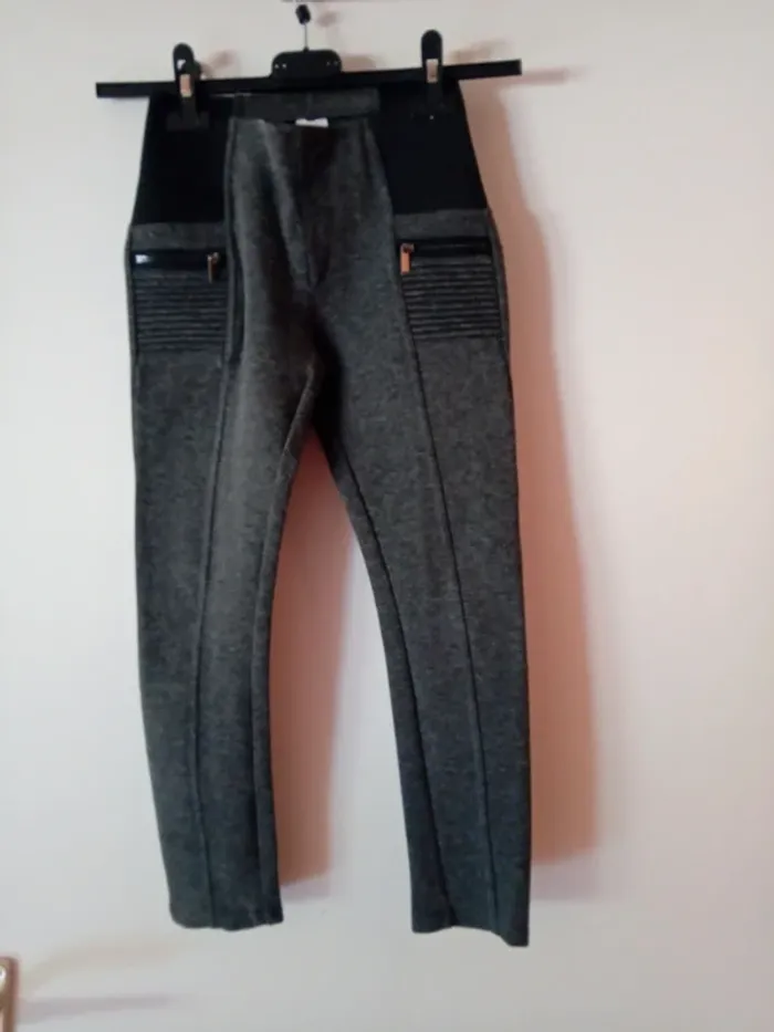 Joli legging gris. C&A. 8 ans