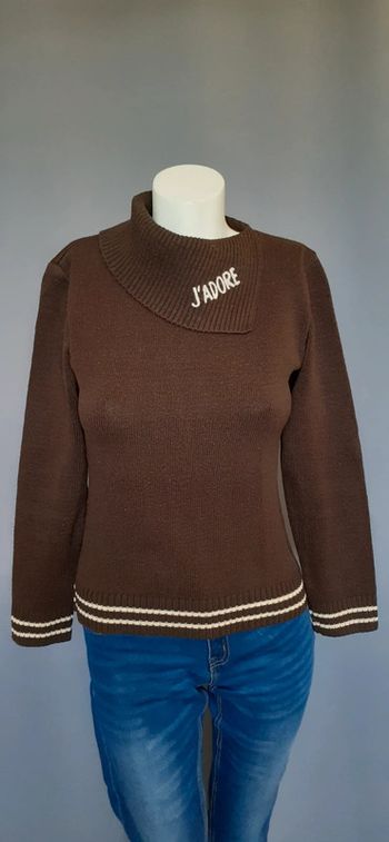 Joli pull couleur chocolat.