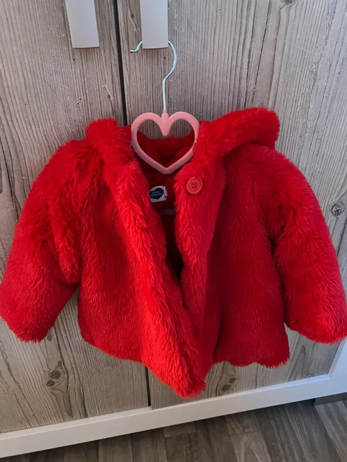 Veste en fourrure rouge