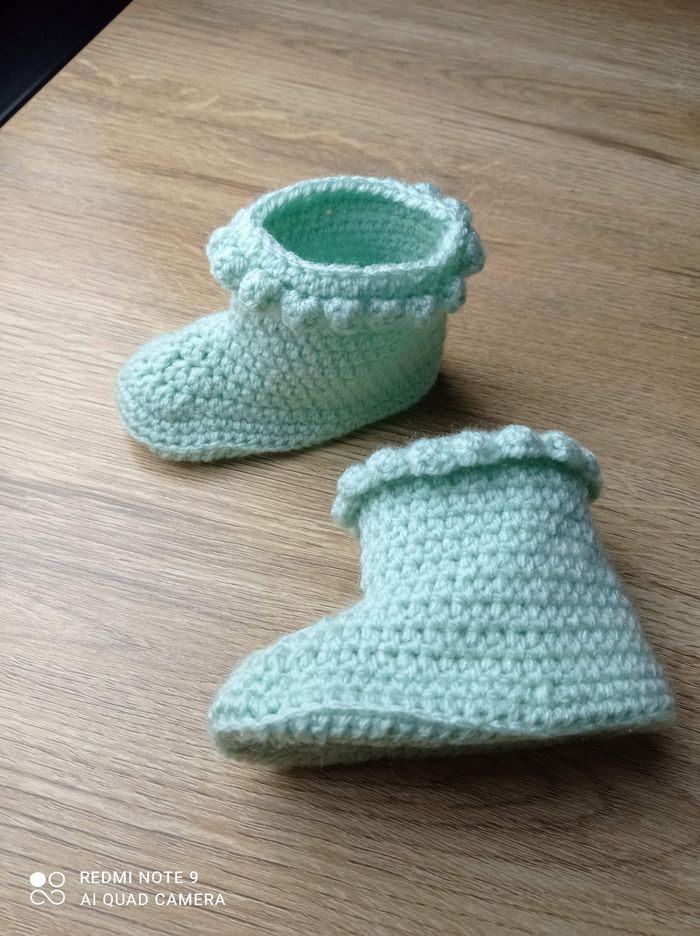 Chaussons fait mains 6/9 mois