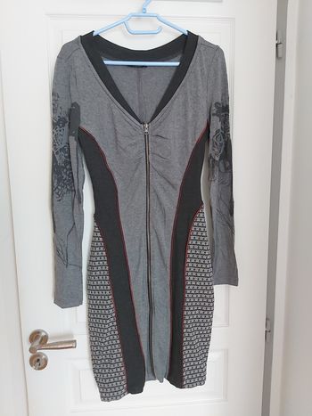 Robe cintrée grise et noire à motif T. 36 S