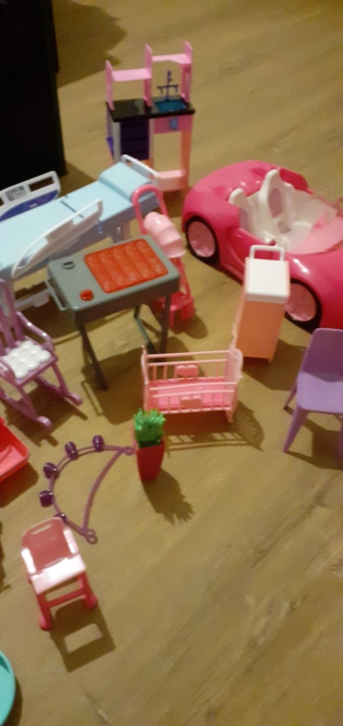 Gros lot barbies toutes les accessoires plus 25 barbies 6 Ken et bébé et ados - photo numéro 5