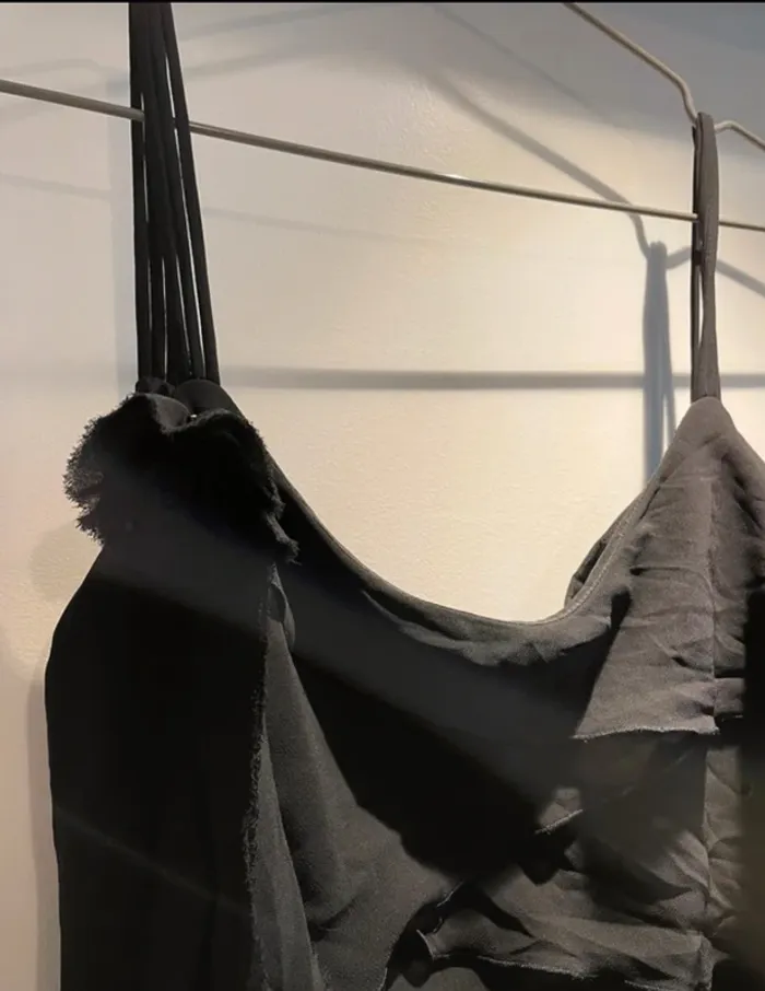 Robe noire fluide à volants – Jacqueline Riu – Taille 40 - photo numéro 4