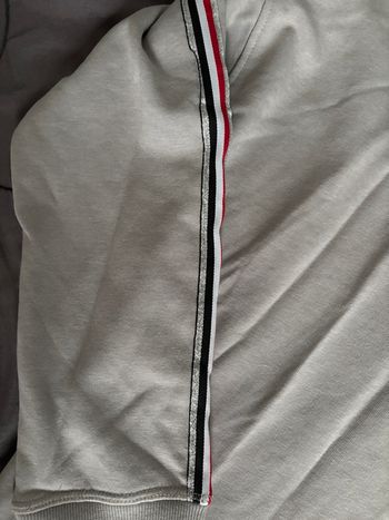Sweat gris à capuche fantaisie