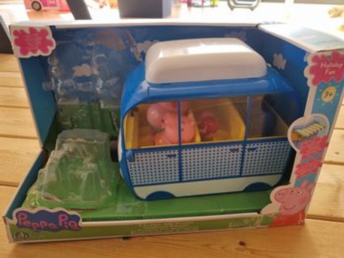 Camping car Peppa Pig Vends camping car Peppa Pig avec 3 personnages (papa pig, maman pig et Peppa Pig) en TBE. Manque figurine George. Dans son carton d'origine.
Taper sur mon profil pour voir mes autres ventes