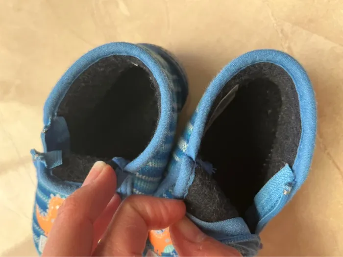 Chaussons bébé bleus à fermeture zip – motif dinosaures – antidérapants Taille 21 - photo numéro 5