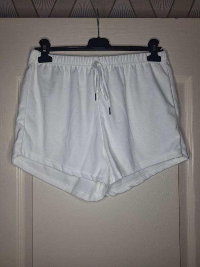 Short taille L (40) neuf sans étiquette