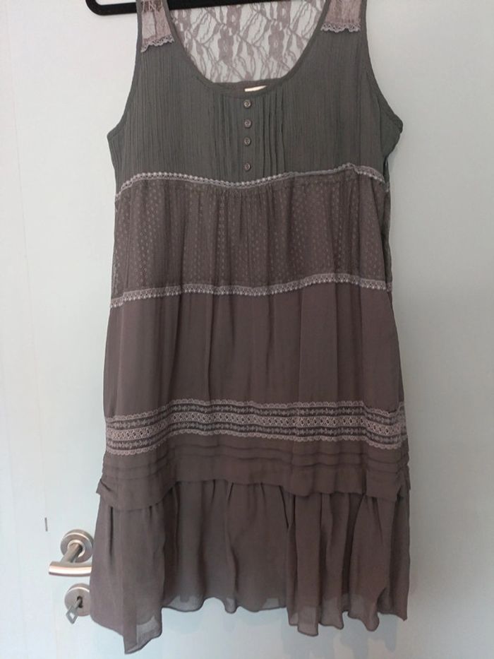 Robe en voile et tulle brodé T. 40