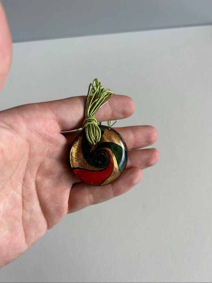 Collier pendentif en résine motif spiralé multicolore - photo numéro 3
