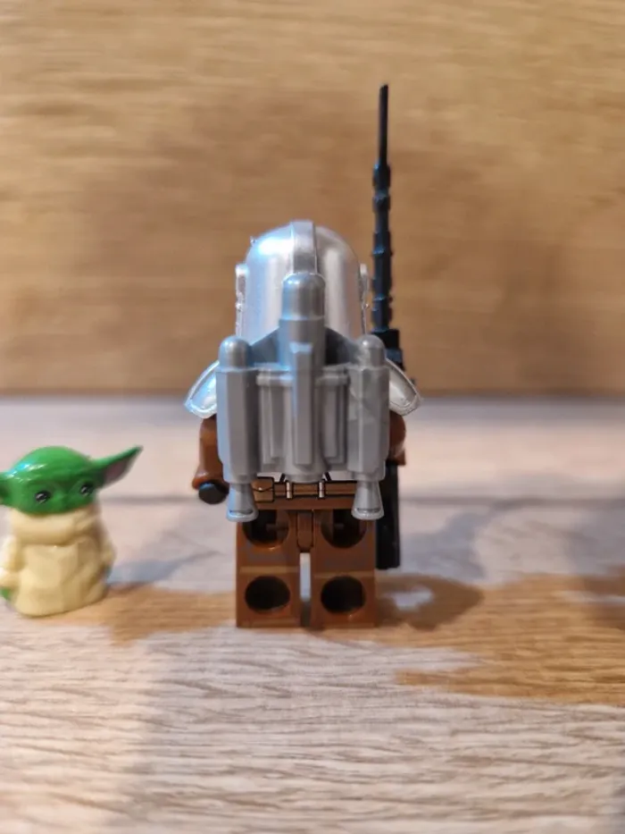 Figurine type lego Mandalorian avec bébé Yoda Grogu star wars - photo numéro 5