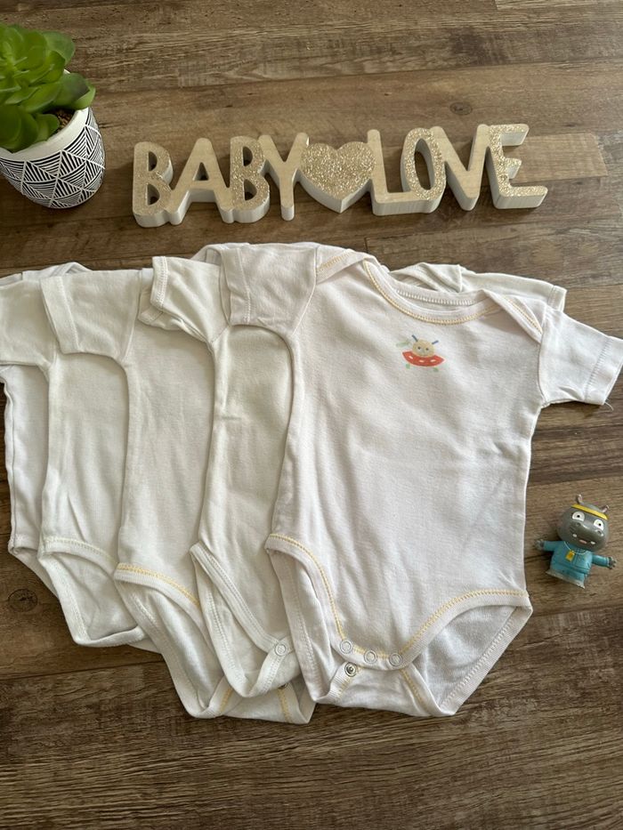 - 5 bodys MC - 12 mois - bon état, petite tache