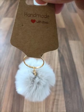 Porte clé neuf pompom gris clair
