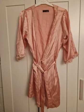 Déshabillé satiné rose, Taille 2