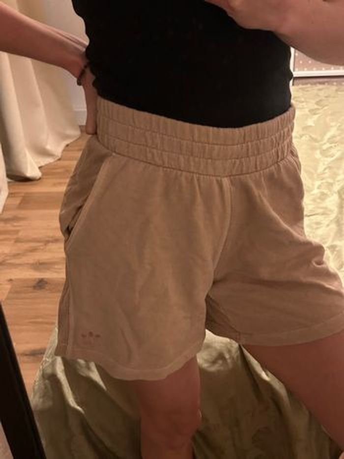 Short adidas beige neuf - photo numéro 3