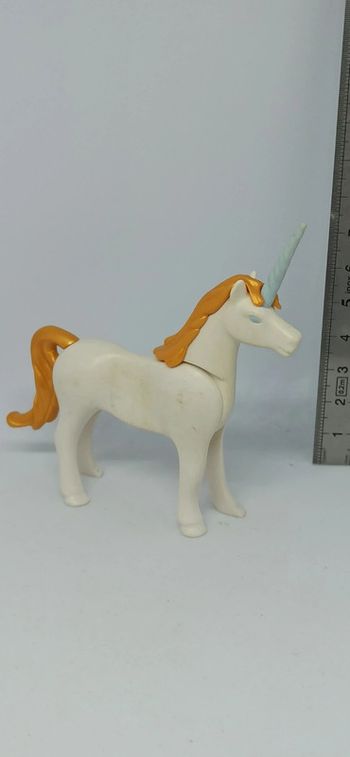 Licorne blanche avec crinière dorée playmobil