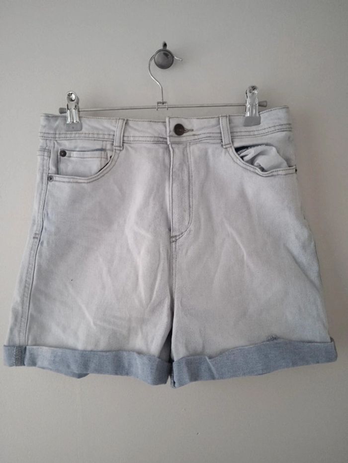 Short femme, vêtement en taille 38.