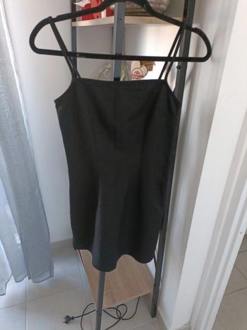 Robe courte noire - fente coté H&M – Taille 36 – Neuve