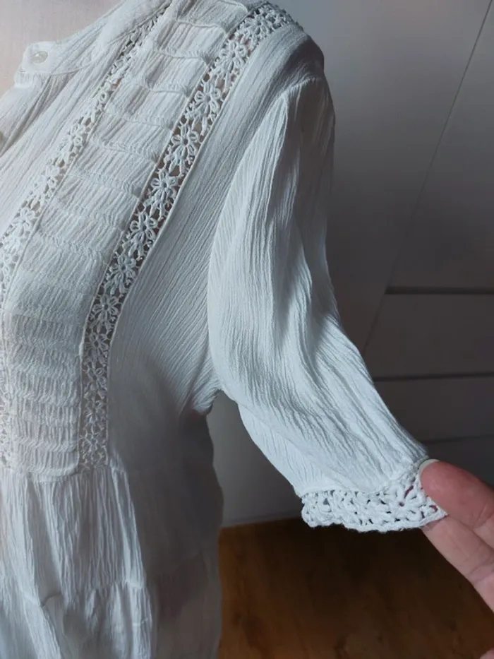 Robe effet crepon avec détails crochet - photo numéro 3