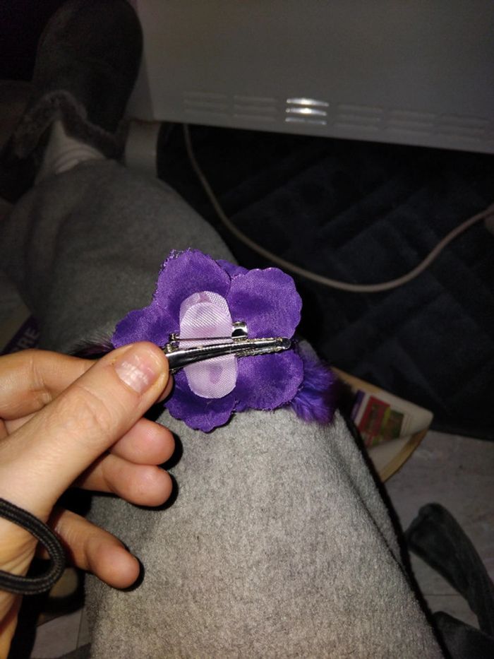 Pince crocodile violette avec plumes - photo numéro 2