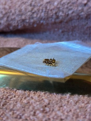 Puces d’oreilles mini barres texturé dorée