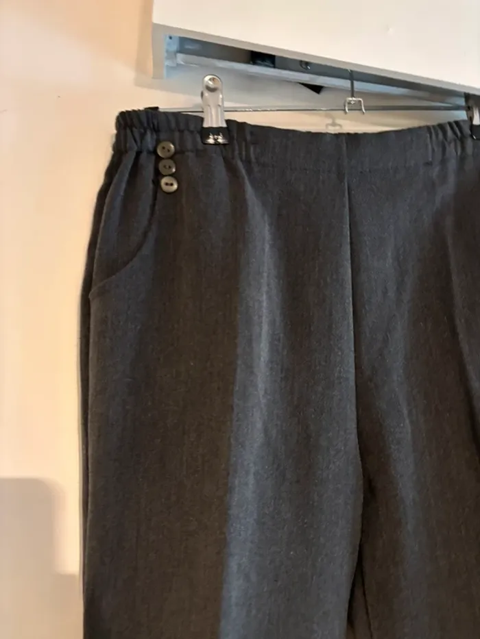 Jolie pantalon gris léger taille 36-38 en très bon état