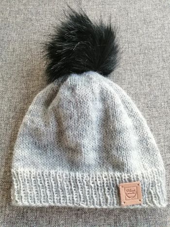 Bonnet gris et noir tricoté main neuf